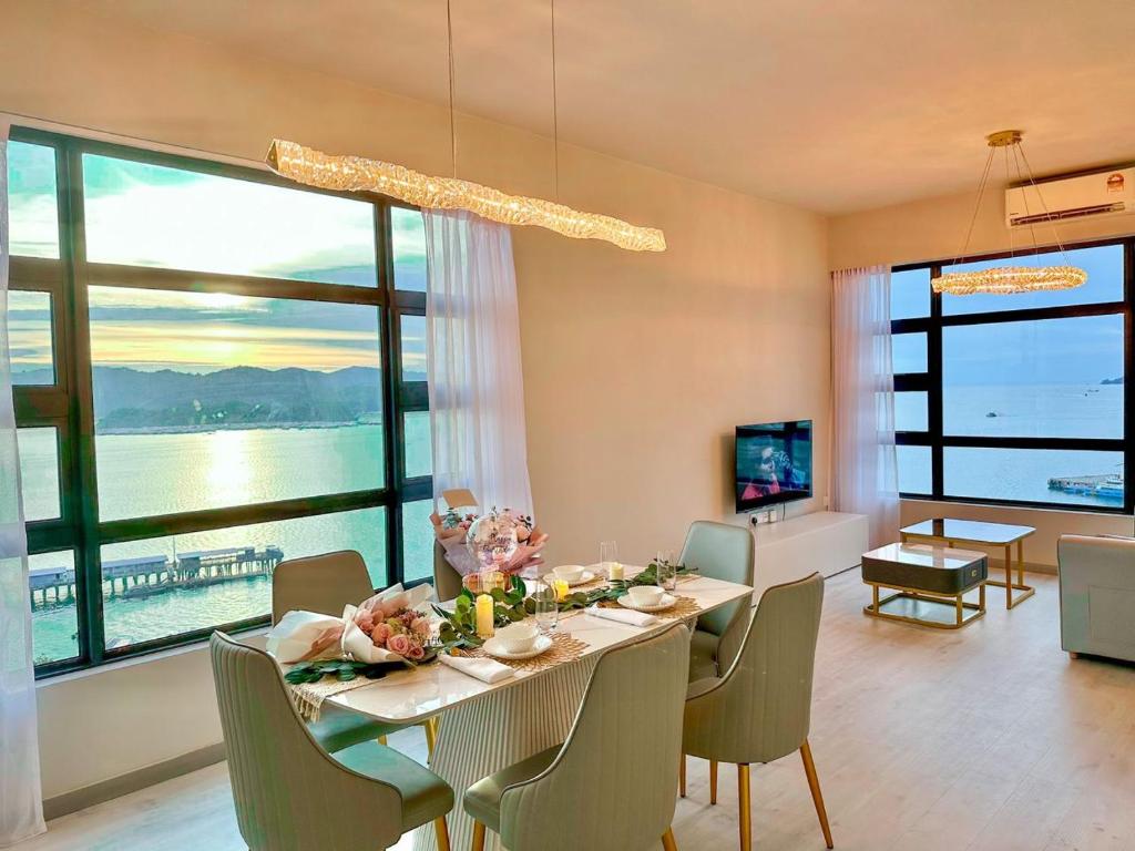 a dining room with a table and chairs and a large window at Sea Lavie Homestay@Kota Kinabalu (海旅维) in Kota Kinabalu
