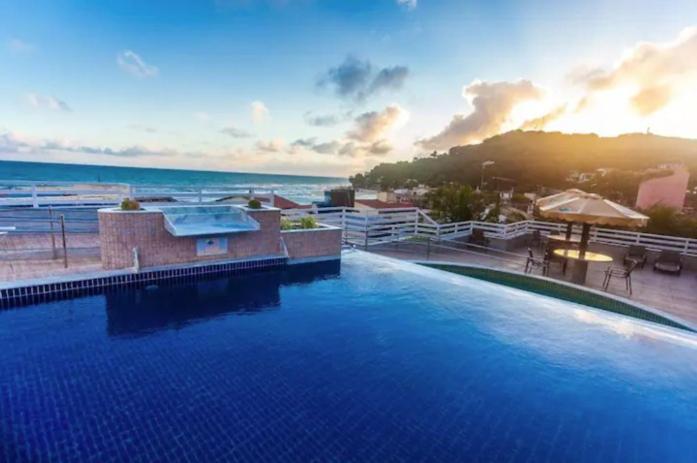 una grande piscina con vista sull'oceano di PIPAS BAY - Aparthotel Vista Mar a Pipa