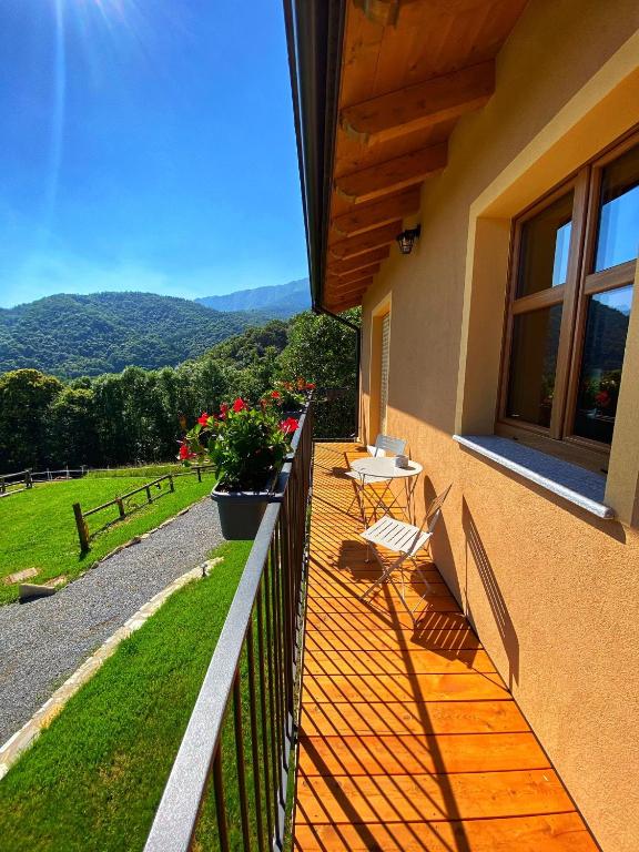 a balcony of a house with a table and chairs at Ranch Enbrucà in Boves