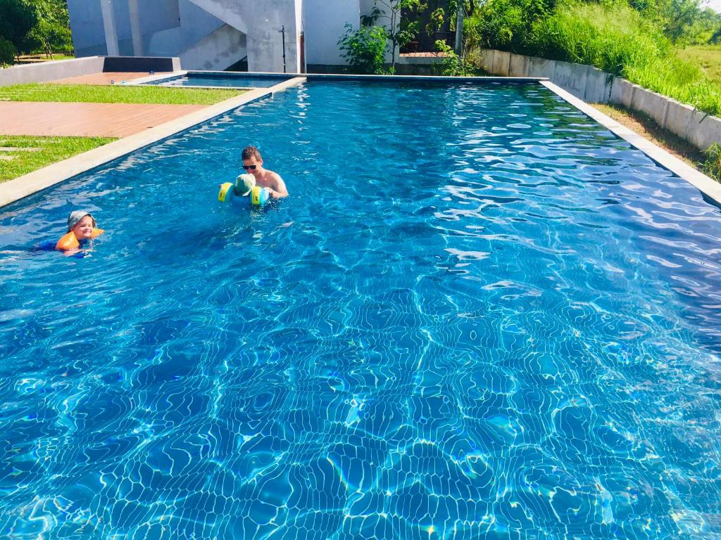 Swimming pool sa o malapit sa Ceylon Breeze Sigiriya