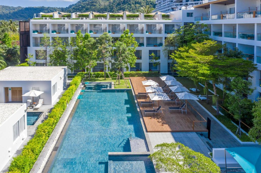 una vista aérea de un hotel con piscina en Nap Patong, en Patong Beach