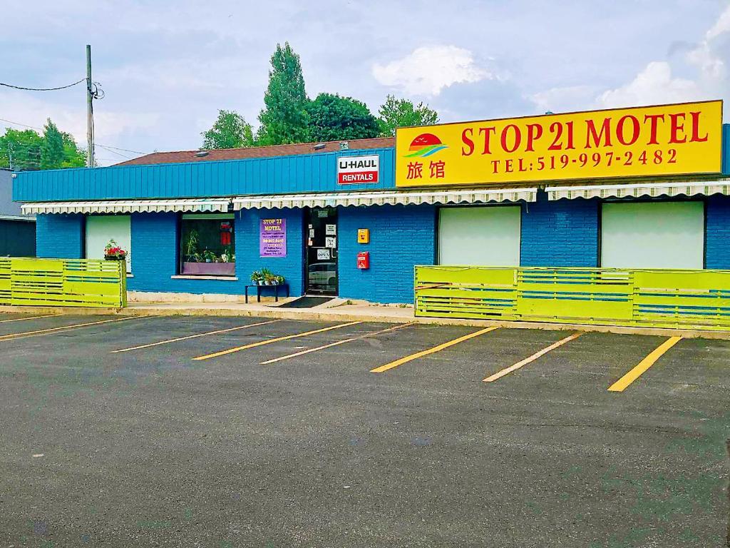 una tienda con una puerta amarilla en un estacionamiento en Stop 21 Motel, en Southampton
