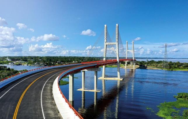 een brug over een rivier met een weg bij AMAZON HOST APARTMENTS in Iquitos