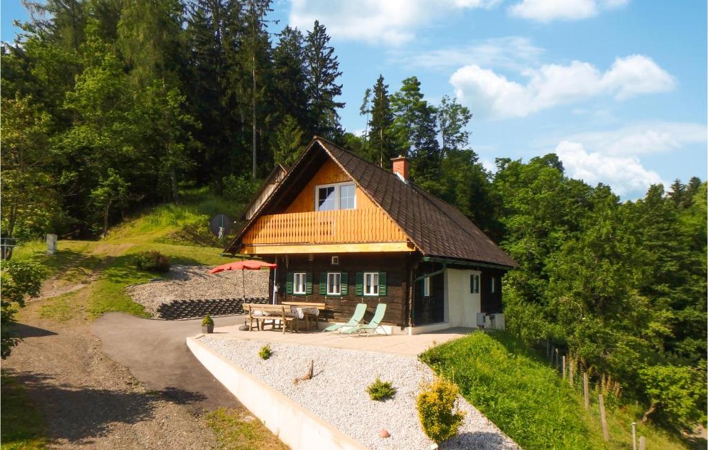 una casa su una collina con tavolo e sedie di 1 Bedroom Stunning Home In Oberhaag a Oberhaag
