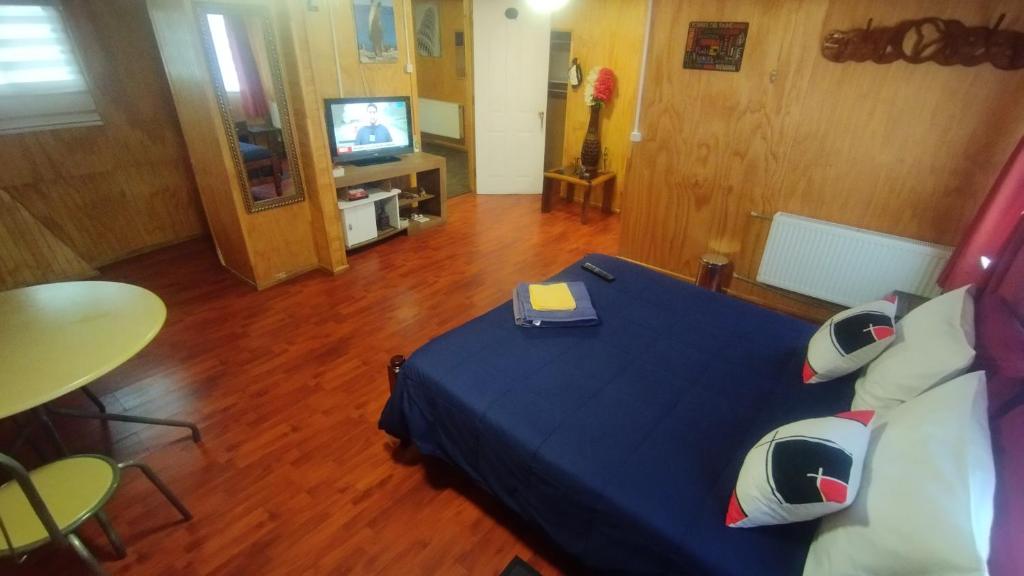 Una televisión o centro de entretenimiento en Hostal Host Patagonia