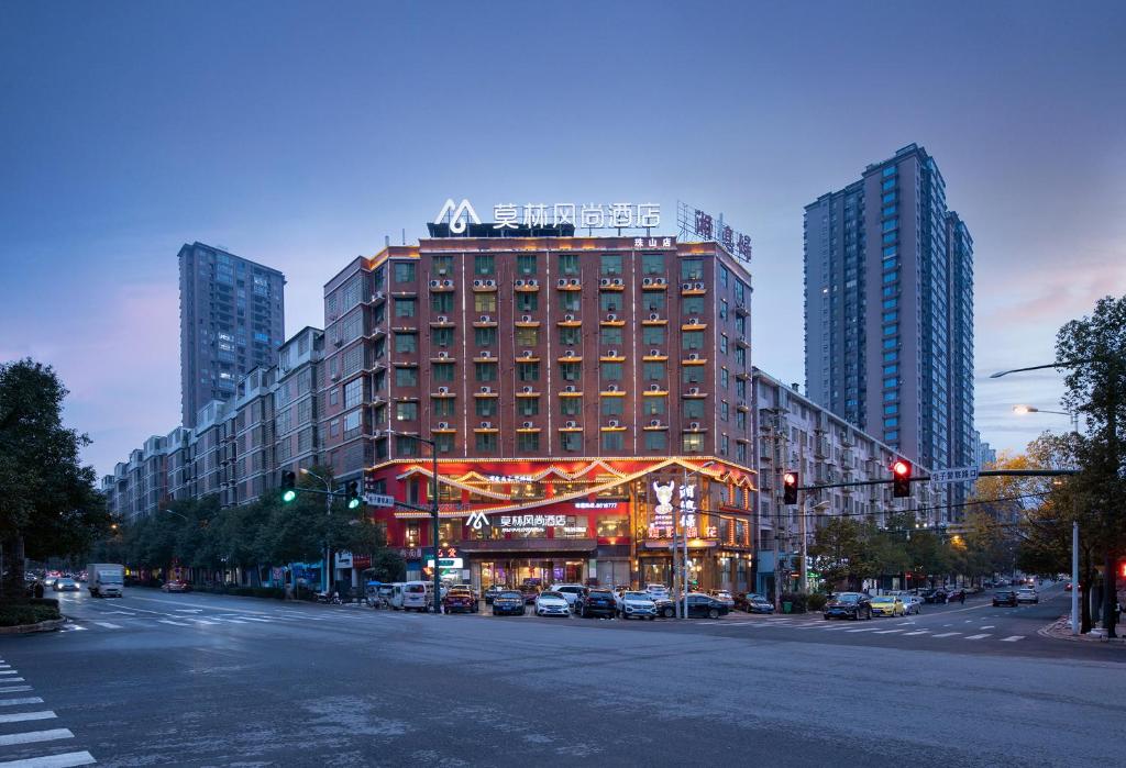 duży budynek na ulicy miejskiej w nocy w obiekcie Morninginn, Zhushan Park w mieście Loudi