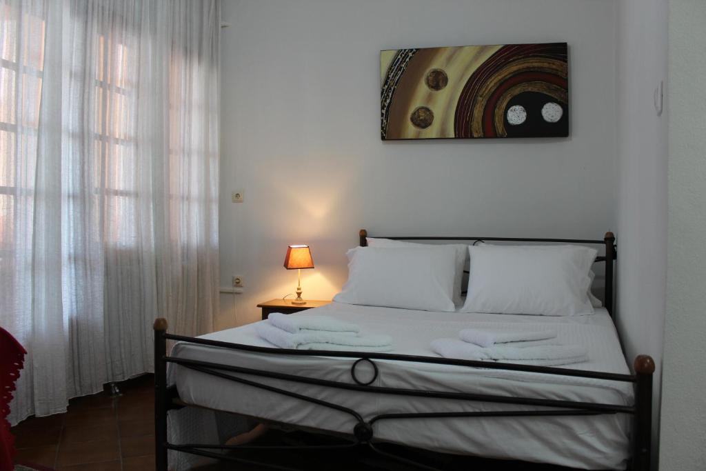 une chambre avec un lit, une lampe et une fenêtre dans l'établissement The Romance # 01, à Kavala