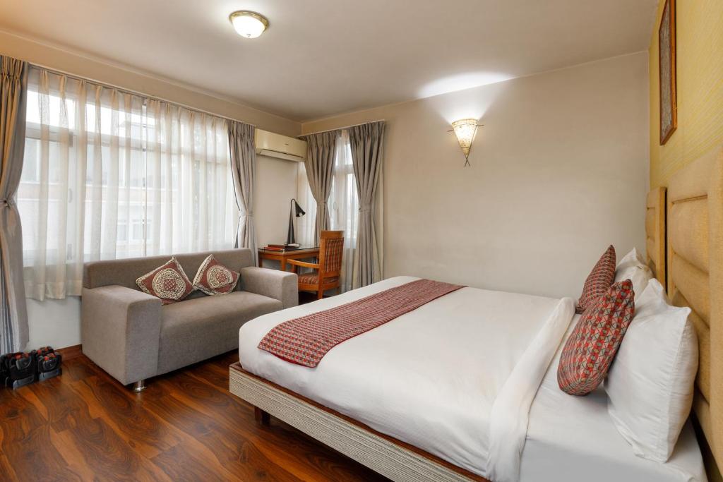 Postel nebo postele na pokoji v ubytování Shaligram Hotel & Spa