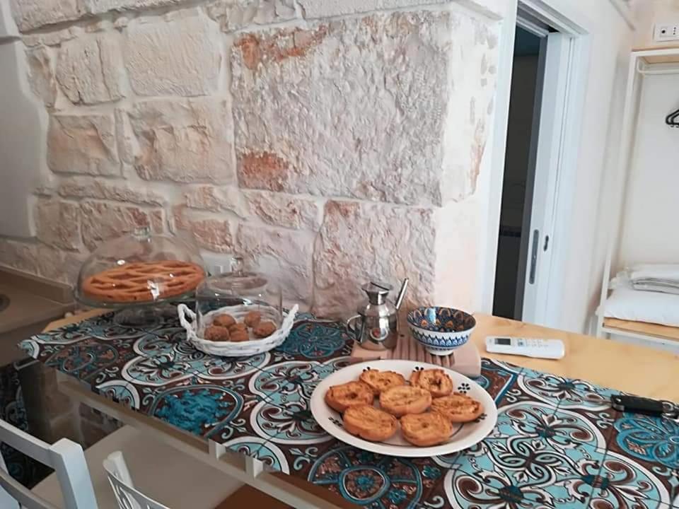 una mesa con un plato de comida encima en Casa Zia Menga, en Ceglie Messapica