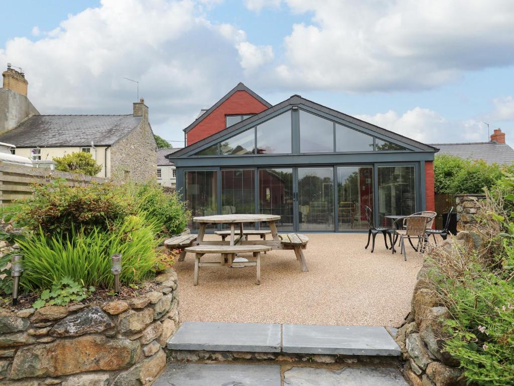 a glass house with a picnic table and a bench at Nevern House in Newport