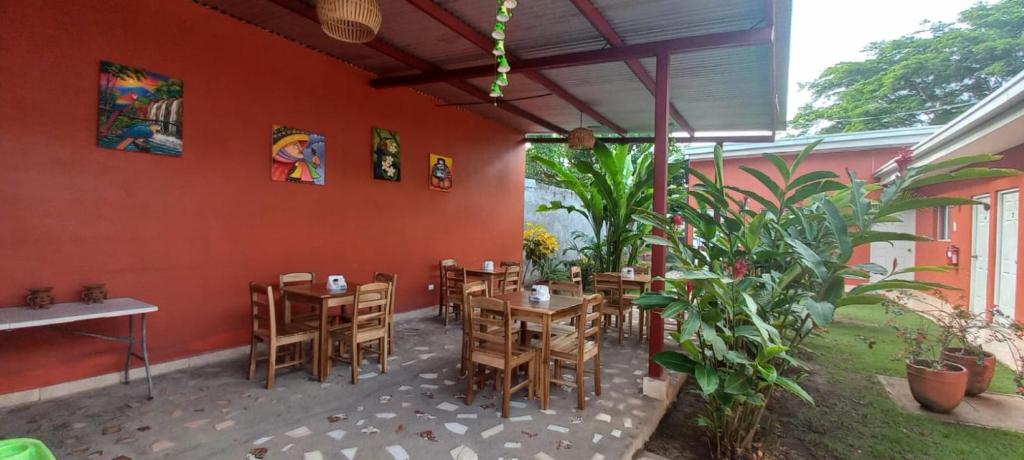 a patio with tables and chairs in a restaurant at Hotel Munch in Managua