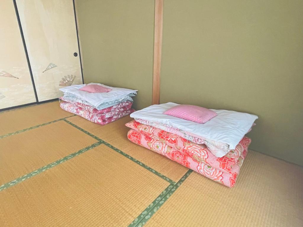 Postel nebo postele na pokoji v ubytování みんなでつくるふるさとウエダイラハウス