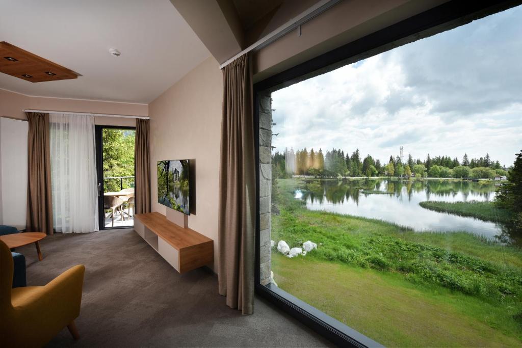 Výhled na řeku, která protéká v blízkosti aparthotelu