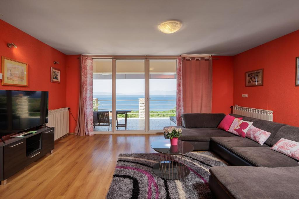 Area tempat duduk di Colourful Seaview Apartment - Happy Rentals