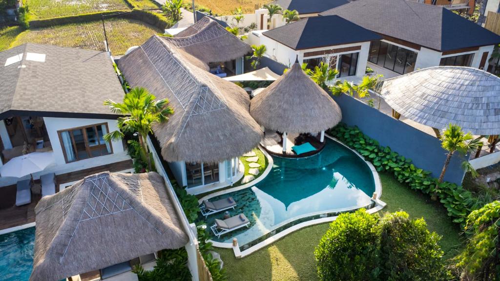 een luchtzicht op een villa met een zwembad bij Villa Kizmet Fit by BaliSuperHost in Ubud
