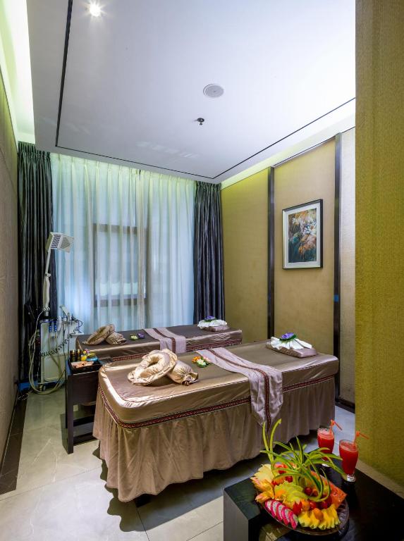 Postel nebo postele na pokoji v ubytování Zhuhai Palm Spring Hotel
