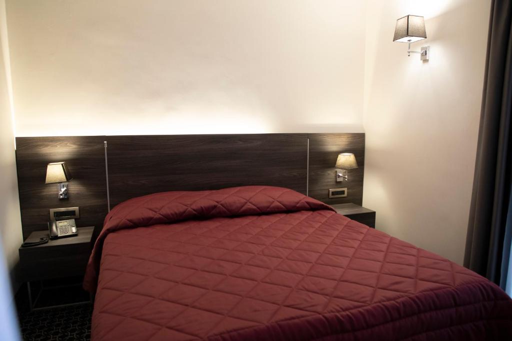 Postel nebo postele na pokoji v ubytování Gemelli Hotel