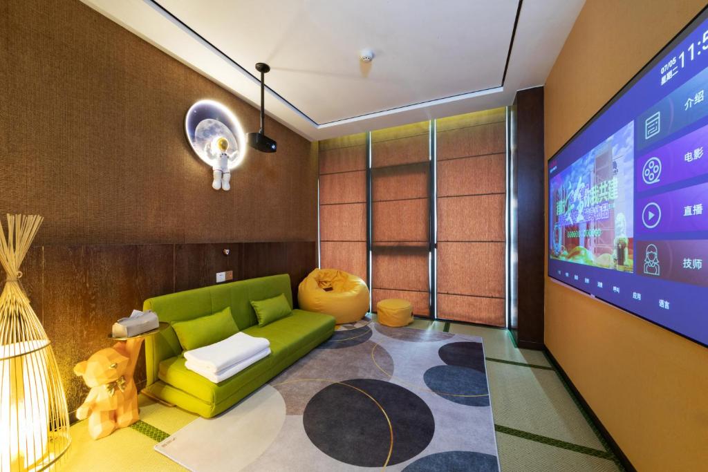 TV a/nebo společenská místnost v ubytování Zhuhai Palm Spring Hotel