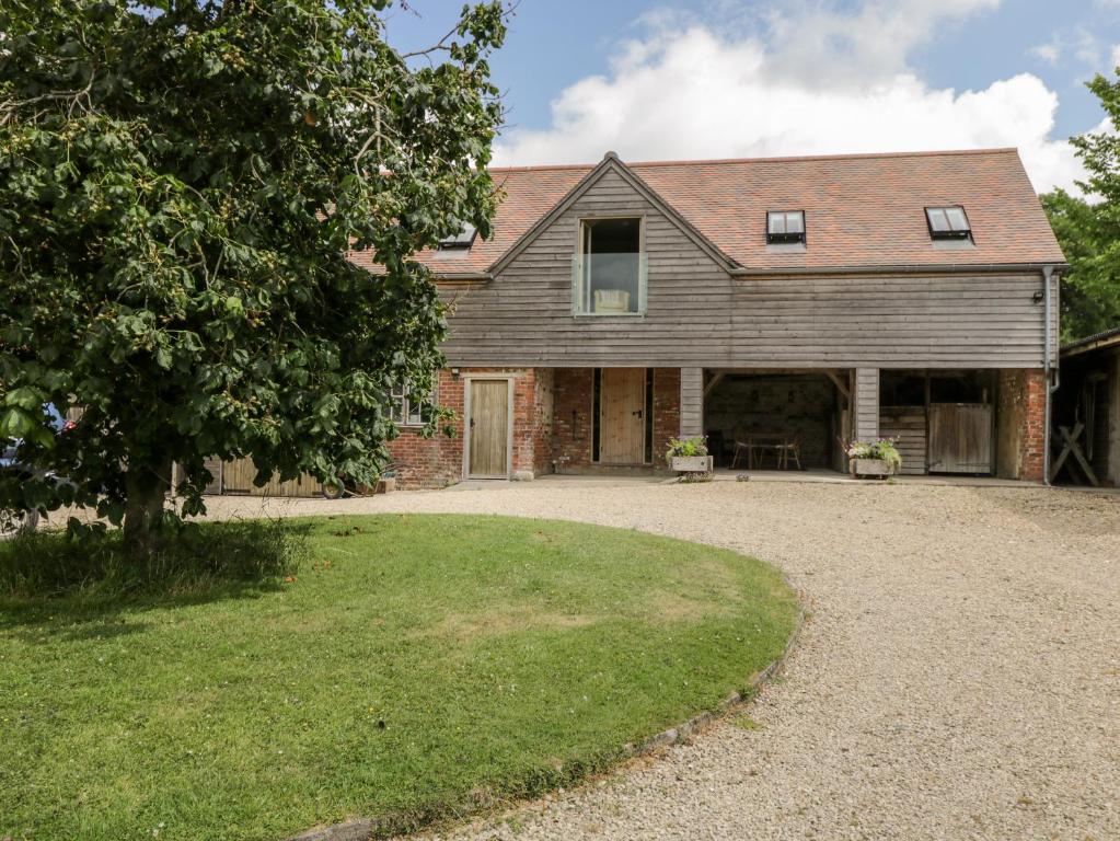 uma casa com garagem e uma entrada em The Wool Barn em Warminster