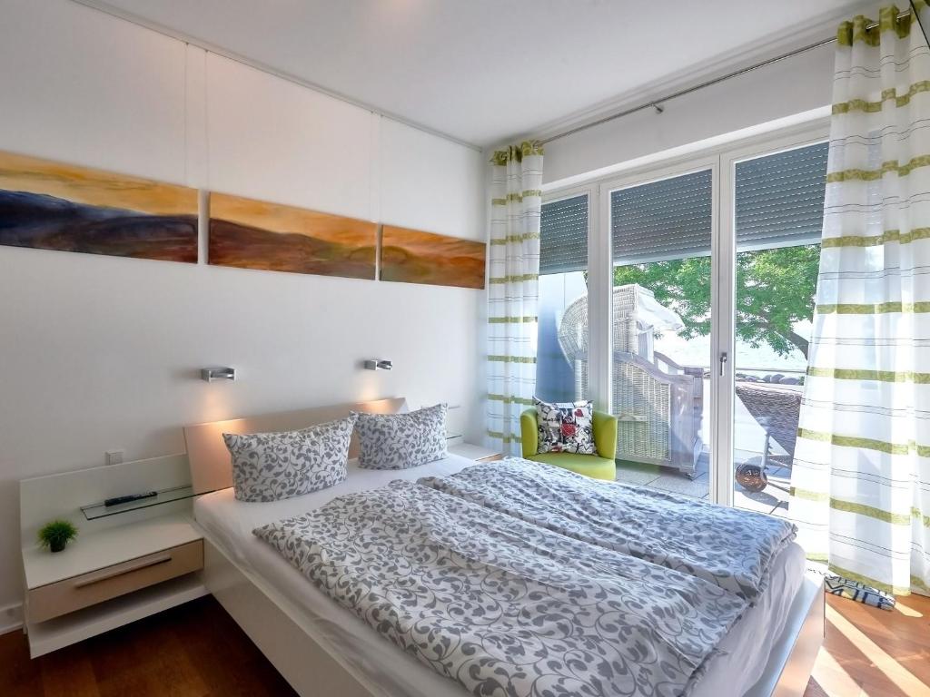Postel nebo postele na pokoji v ubytování Ostseeresidenz Sassnitz - WG 7 mit Sauna, Terrasse, Meerblick