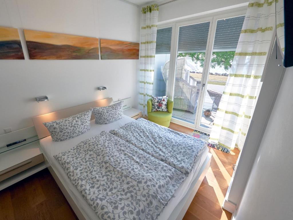 Postel nebo postele na pokoji v ubytování Ostseeresidenz Sassnitz - WG 7 mit Sauna, Terrasse, Meerblick