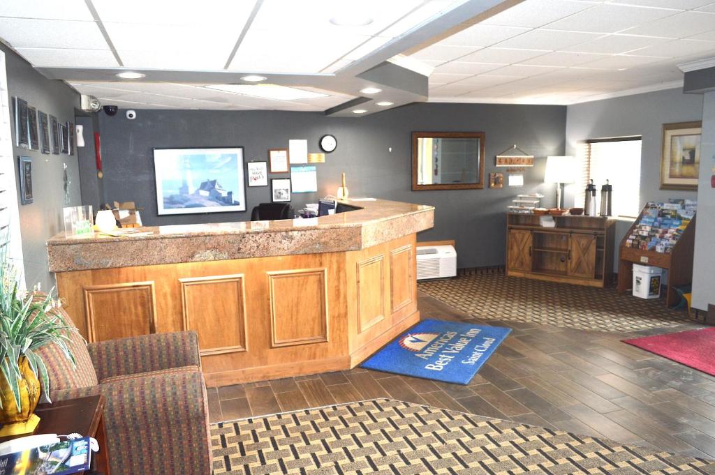 Kuchyň nebo kuchyňský kout v ubytování Americas Best Value Inn and Suites St. Cloud