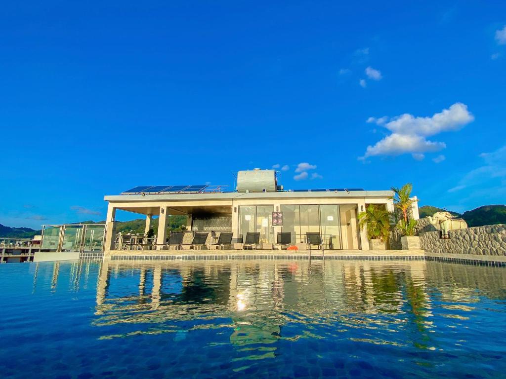 Výhled na řeku, která protéká v blízkosti hotelu