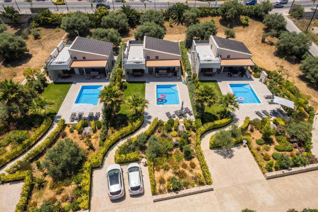 una vista aérea de una villa con 2 piscinas en Ethereal Villas Chania, en Daratso
