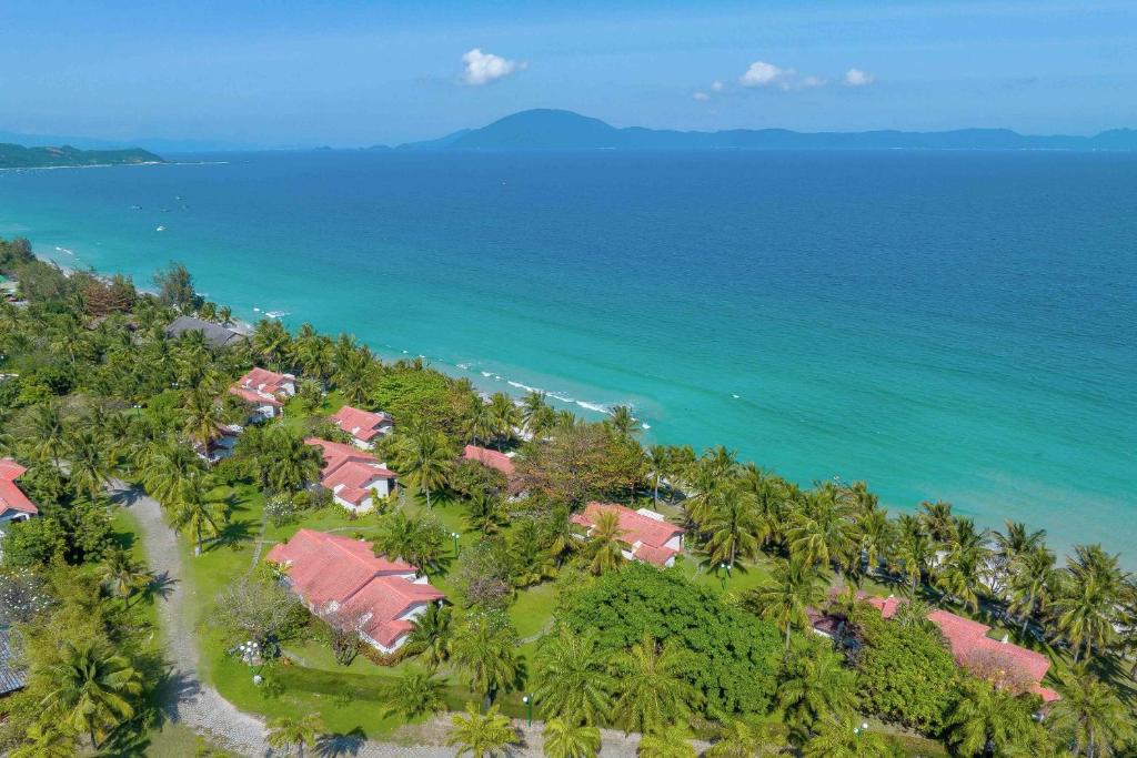 - une vue aérienne sur un complexe à côté de l'océan dans l'établissement Pax Ana Doc Let Resort & Spa, à Ninh Hòa