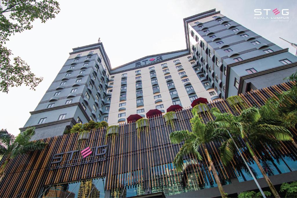 un grand bâtiment avec une clôture devant lui dans l'établissement STEG Kuala Lumpur, à Kuala Lumpur