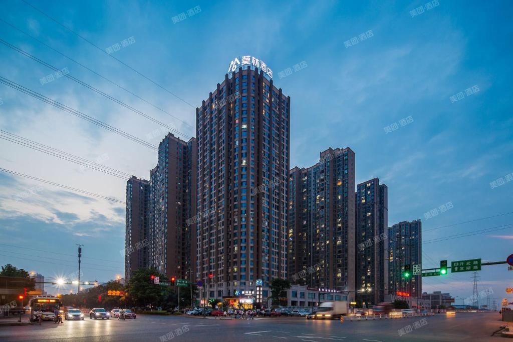 ein großes Hochhaus in einer Stadt in der Nacht in der Unterkunft Morning Hotel, Changsha Quantang in Xingsha