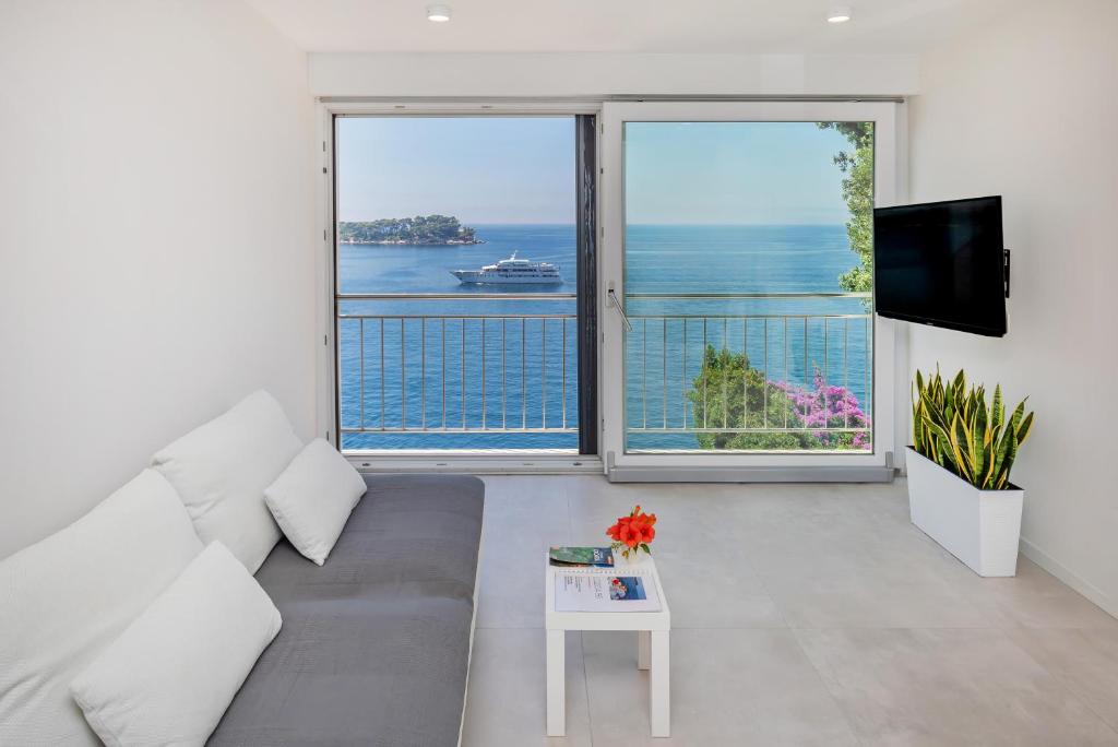 Elegant Seafront Stay - Villa Mila