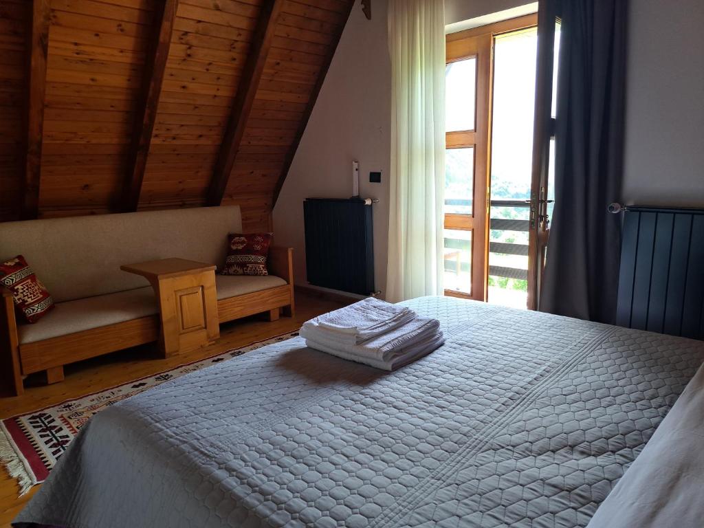 Llit o llits en una habitació de Villa Gjeçaj Guesthouse and Restaurant