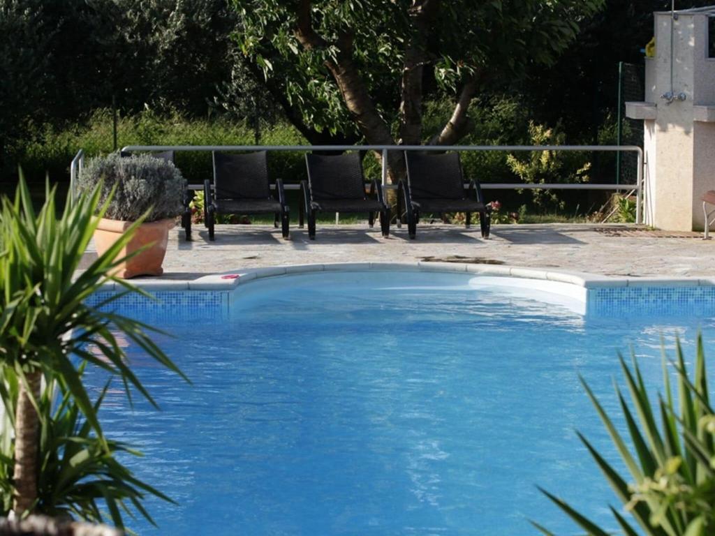 Bazén v ubytovaní Villa with with 5 apartments in Peracko Blato alebo v jeho blízkosti