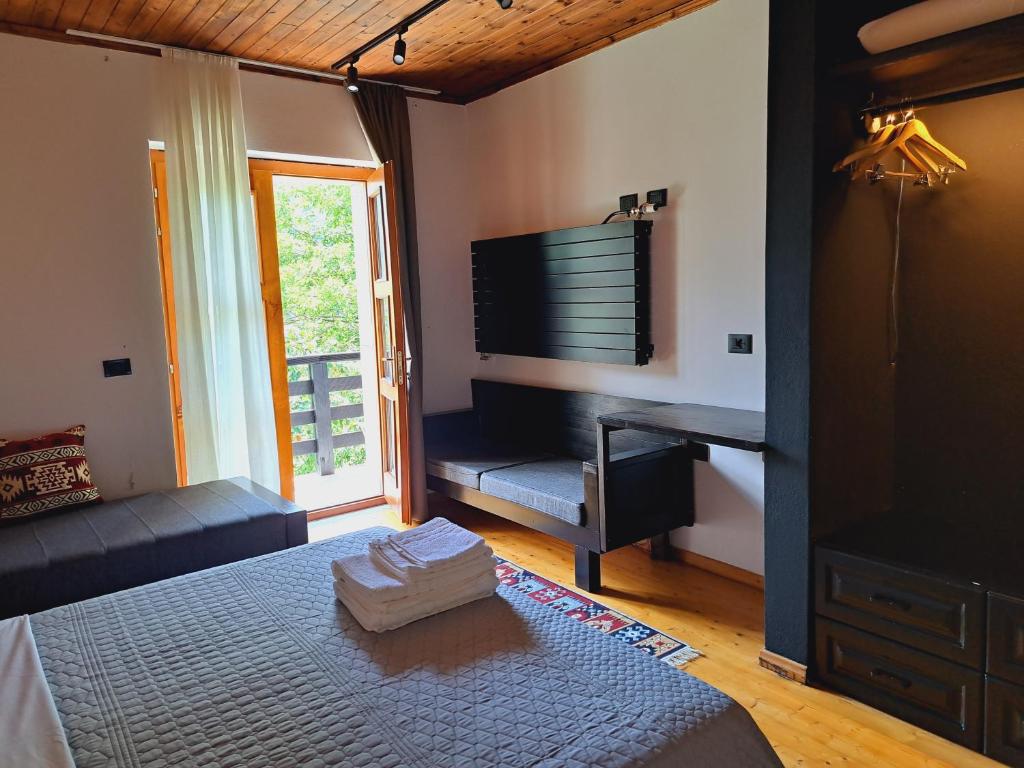 Llit o llits en una habitació de Villa Gjeçaj Guesthouse and Restaurant