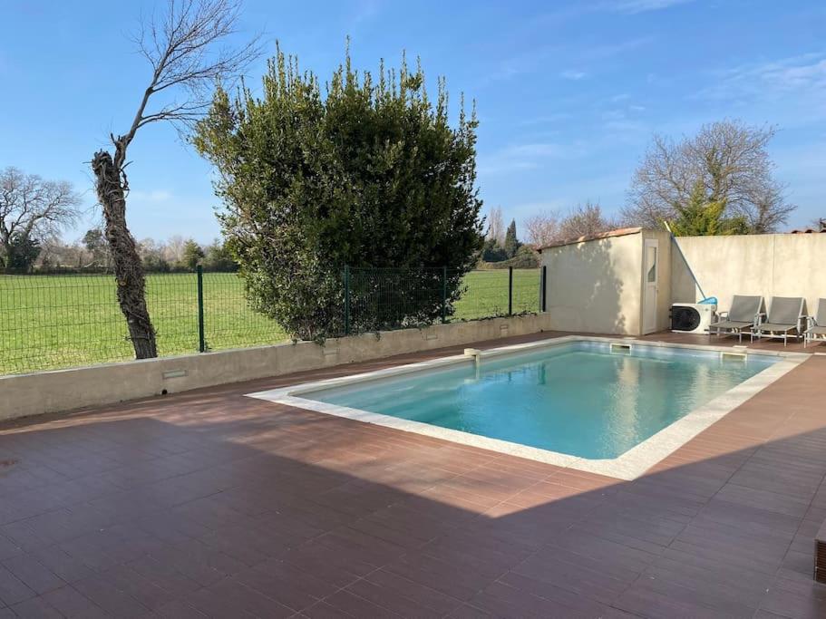 una pequeña piscina en un patio con una valla en Villa entière. Alpilles Aix Marseille Avignon., en Istres