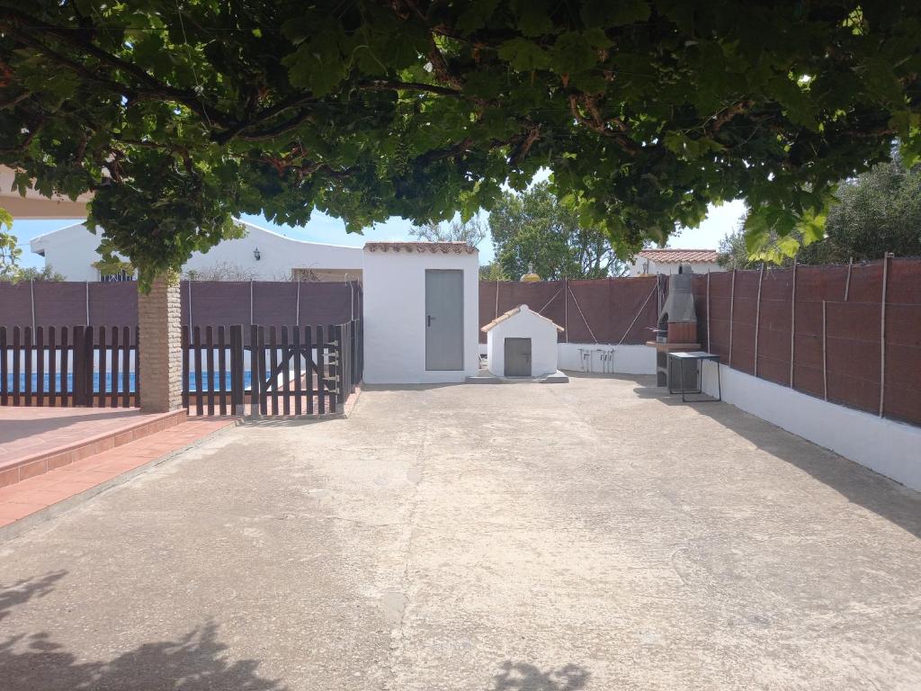 科尼爾－德拉弗龍特拉的住宿－Casa independiente con piscina - Villa Pintor，庭院设有栅栏和白色门
