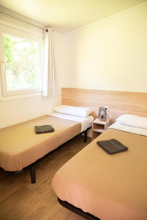 Postel nebo postele na pokoji v ubytování Les Chalets de Thegra proche de Rocamadour et Padirac