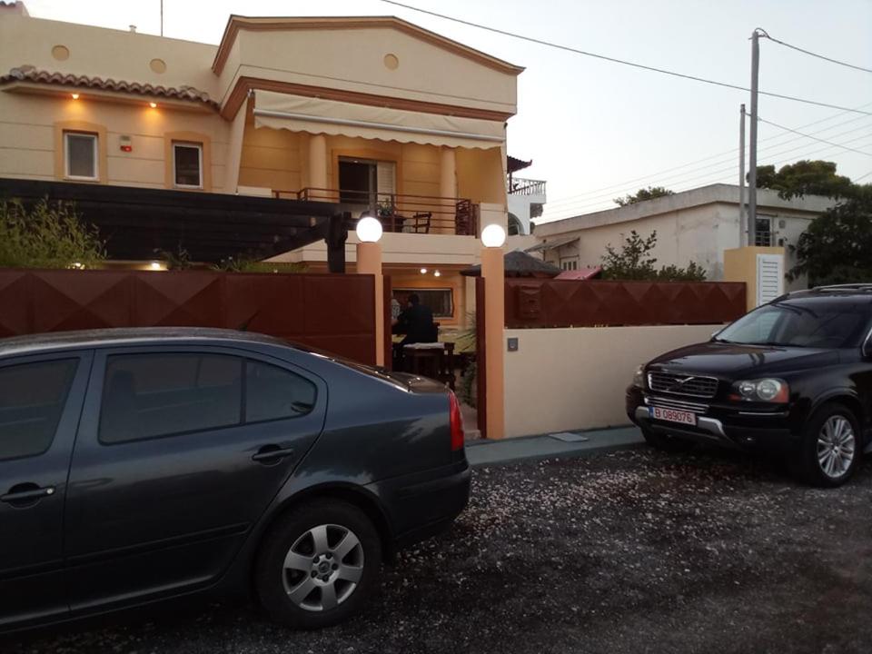 deux voitures garées devant une maison dans l'établissement VILLA AVATOS - Near to the port of Rafina and the airport of Athens, à Áyios Spirídhon