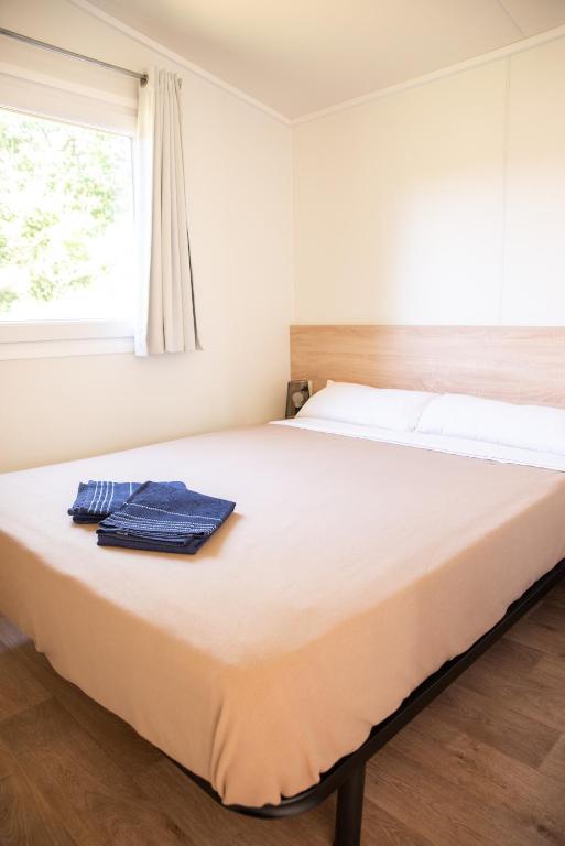 Postel nebo postele na pokoji v ubytování Les Chalets de Thegra proche de Rocamadour et Padirac