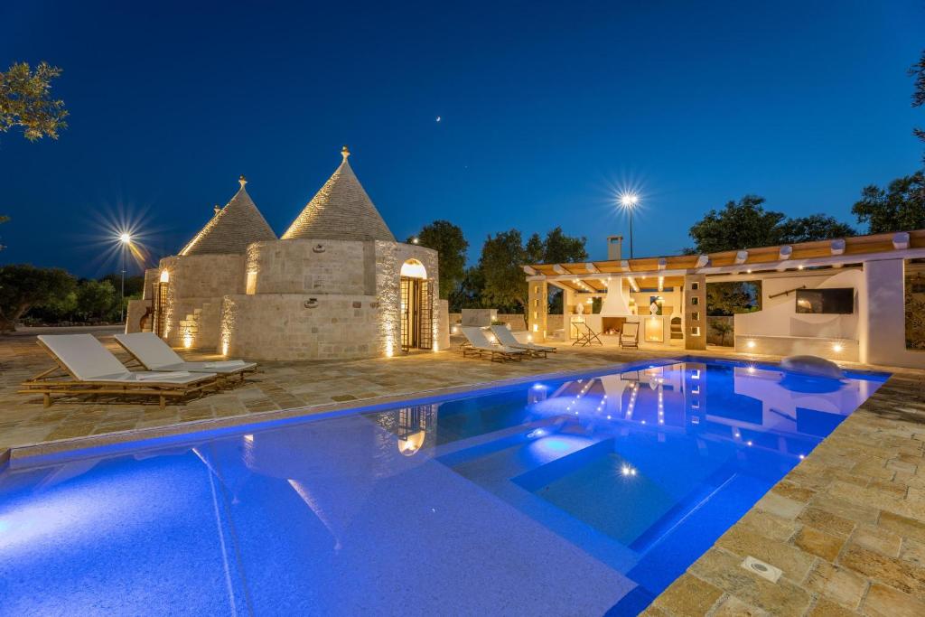 uma villa com piscina à noite em Villa Trulli del Gelso em Carovigno