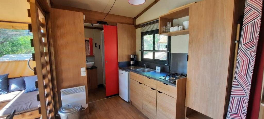 Kuchyň nebo kuchyňský kout v ubytování CAMPING ONLYCAMP VAUBAN