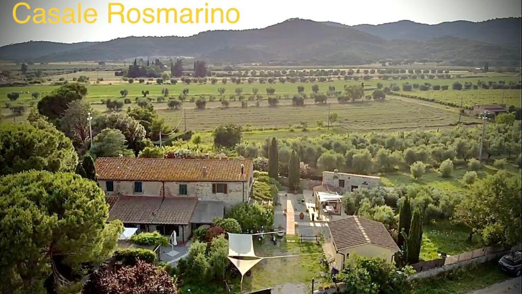 een luchtfoto van een huis in een veld bij Casale Rosmarino in Suvereto
