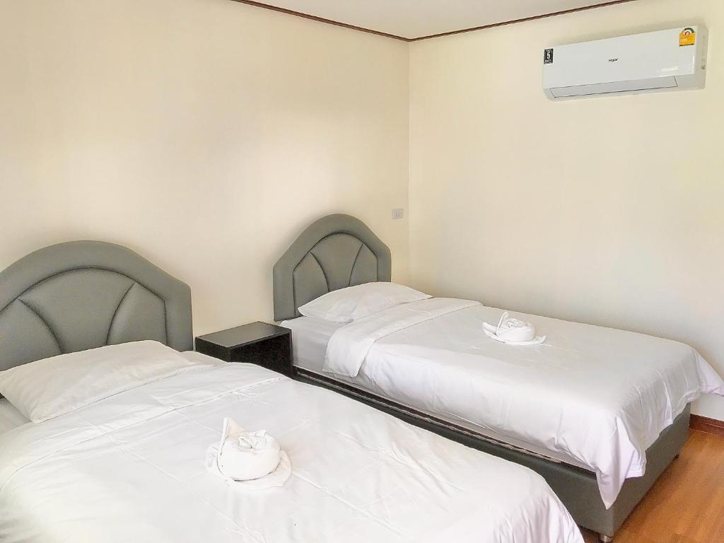 Voodi või voodid majutusasutuse บ้านวิรา ห้องพัก Baan Wira toas