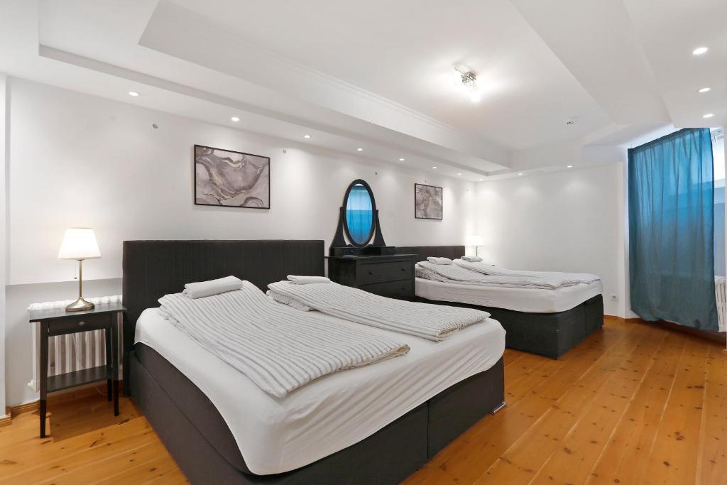 um quarto com 2 camas, uma cómoda e um espelho em Central Apartment near Potsdamer Platz em Berlim