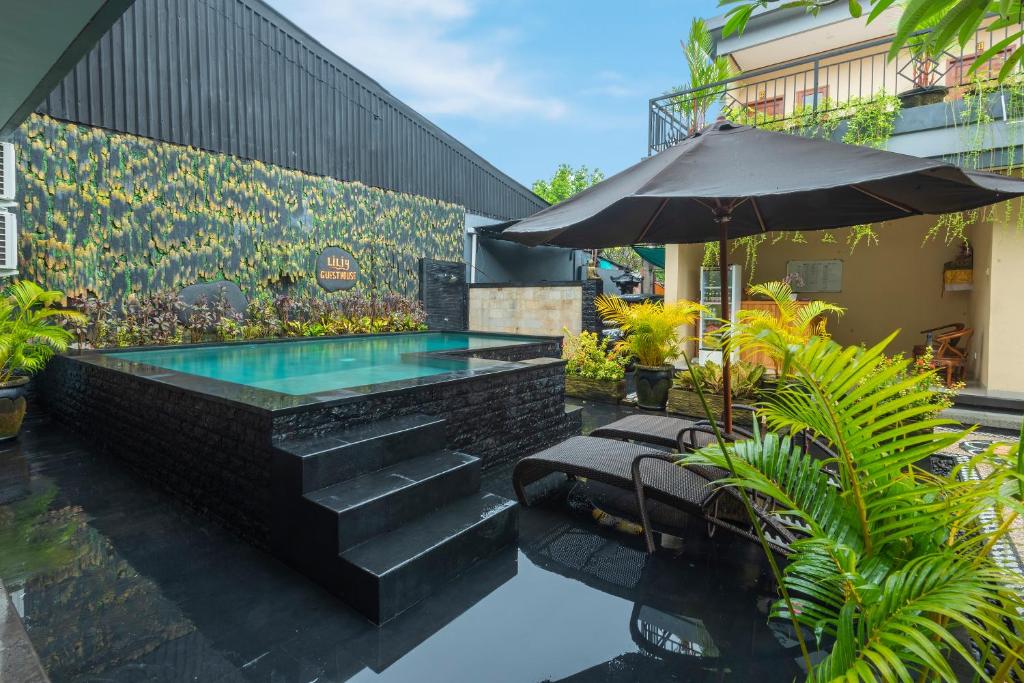 Bazén v ubytování Liliy Guest House Legian near Beach nebo v jeho okolí