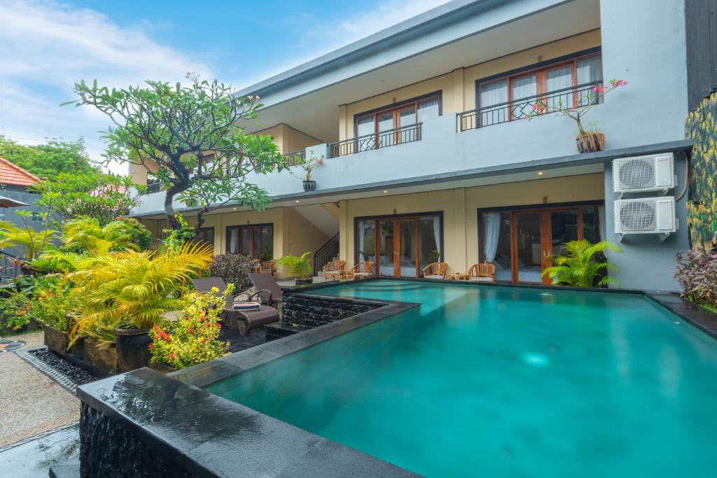 Bazén v ubytování Liliy Guest House Legian near Beach nebo v jeho okolí