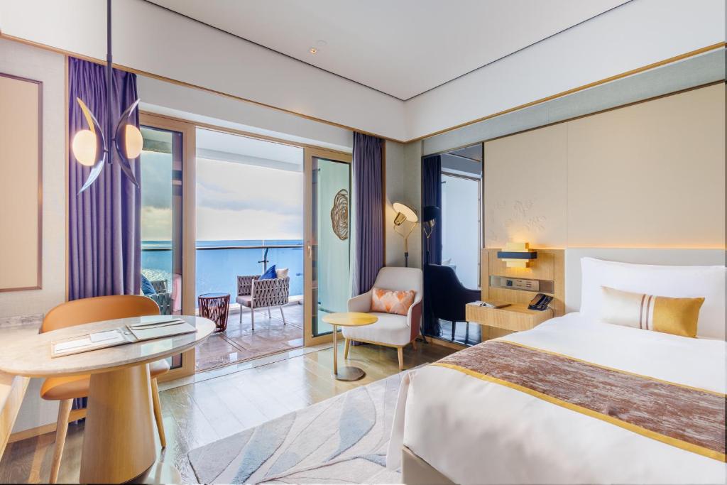 Una habitación de hotel con una cama y vista al océano. en Howard Johnson Plaza by Wyndham Blue Bay Sihanoukville, en Sihanoukville