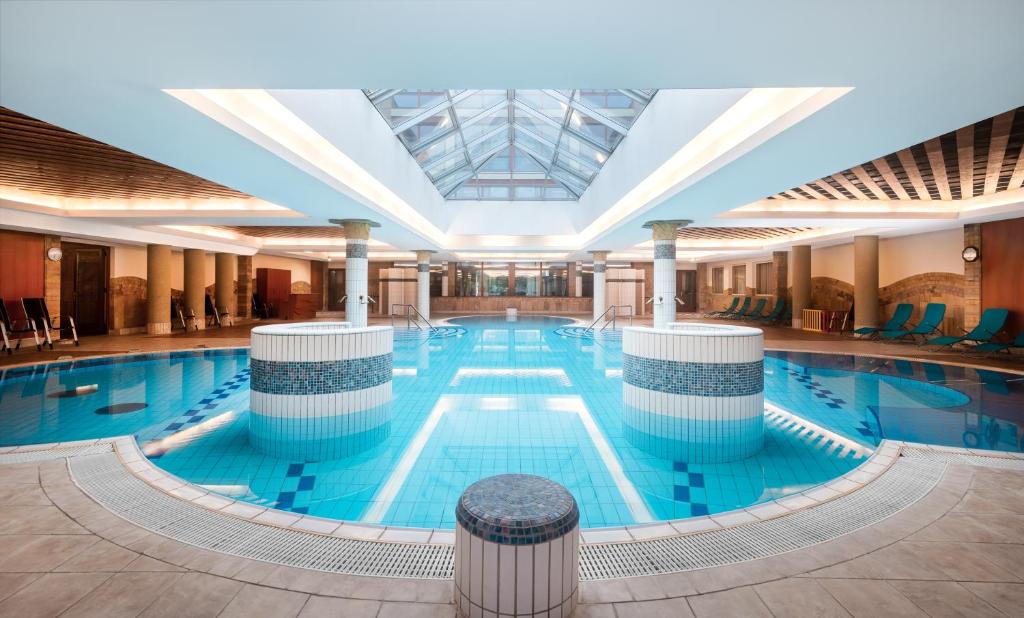 Bazén v ubytování Aquarell Hotel nebo v jeho okolí