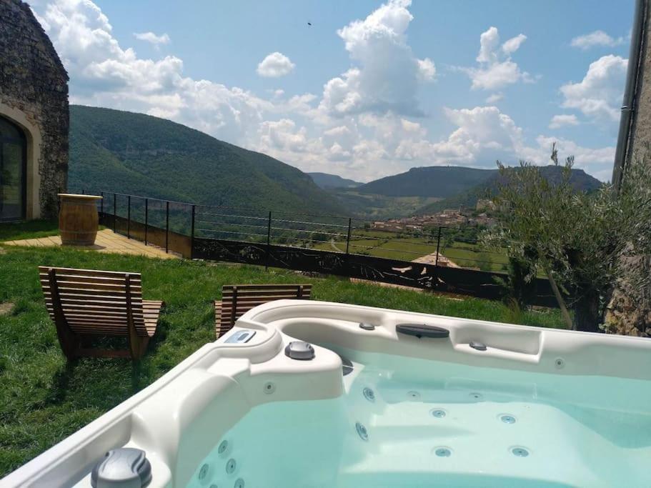 d'une baignoire avec vue sur la montagne. dans l'établissement Gite de La Louverie, à Mostuéjouls